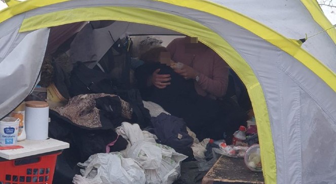 2-latka przebywała w namiocie podczas mrozów