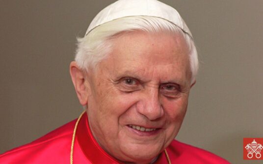 Świat modli się za Benedykta XVI