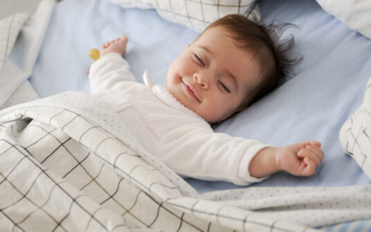 <strong>Problemy ze snem niemowlaków. Jaki jest wpływ metod usypiania na rozwój dziecka?</strong>