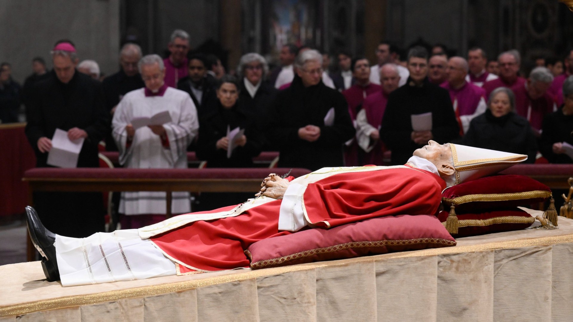 Wierni żegnają papieża Benedykta XVI