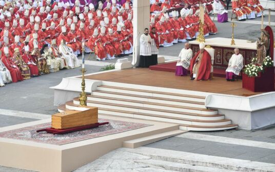 “Ojcze, w Twoje ręce powierzamy jego ducha”. Homilia papieża Franciszka z mszy świętej pogrzebowej Benedykta XVI