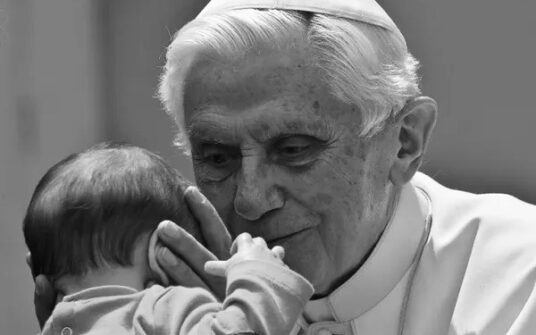 “Rodzina stanowi ogromną wartość, którą należy chronić”. Benedykt XVI o poszanowaniu życia