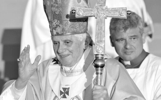 Kard. Krajewski o Benedykcie XVI: uczył nas miłości do Kościoła