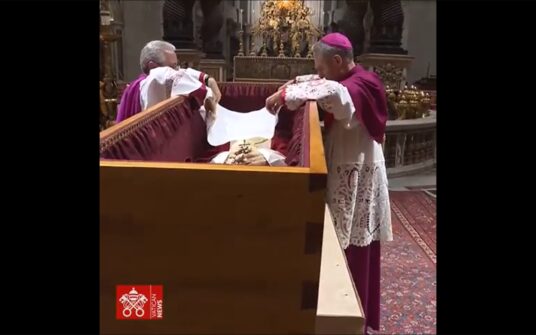 Pogrzeb Benedykta XVI. Zobacz niepubliczną część obrzędów i złożenie w grobie [WIDEO]