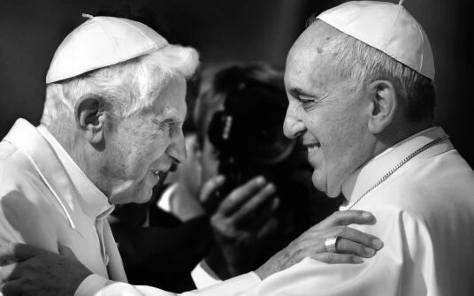 Papież Franciszek odprawi mszę świętą pogrzebową Benedykta XVI