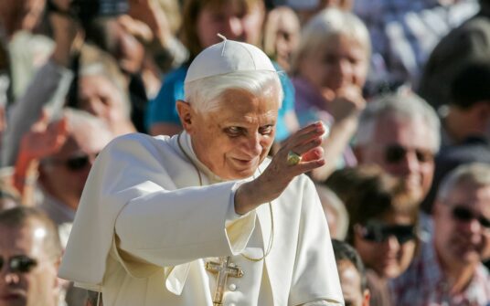 “Świat, w którym jest tak wiele hałasu, potrzebuje milczącej adoracji Jezusa”. Benedykt XVI do polskich kapłanów
