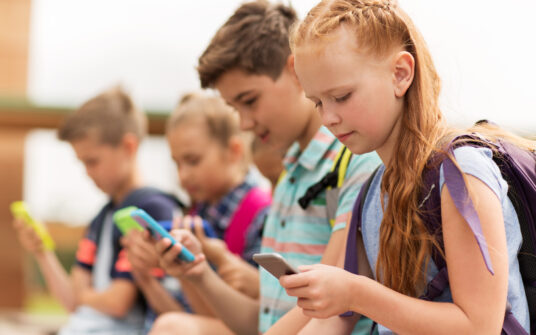 Zakaz używania smartfonów w szkołach? Jest petycja do MEiN