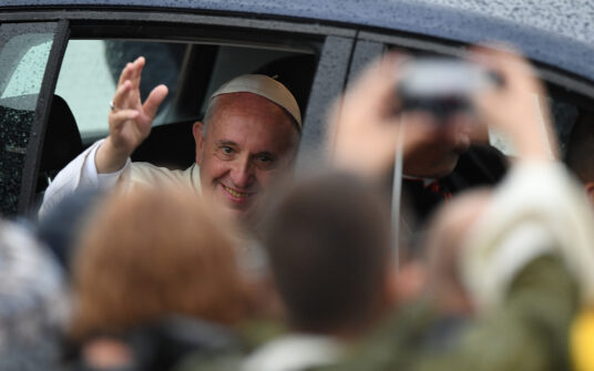 “To głuchy telefon”. Franciszek odniósł się do informacji, że jego decyzje zasmucały Benedykta XVI