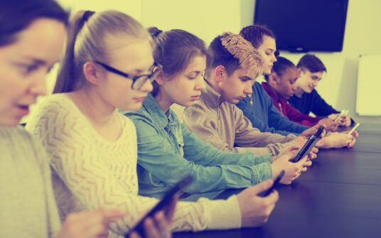Uwolnijmy polską szkołę od smartfonów! Podpisz Apel do Ministra Edukacji
