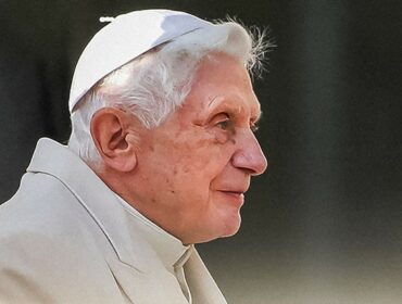 Spotyka się papież z ateistą…