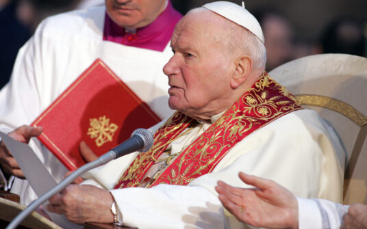 Lekarze stają w obronie Jana Pawła II. “Nie ma sensu dyskutować z absurdalnymi oskarżeniami”
