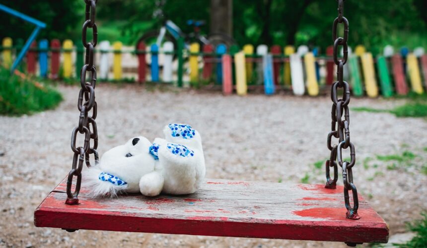 Pusta huśtawka z misiem