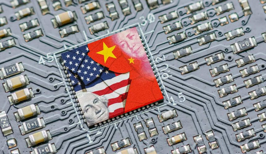Sztuczna inteligencja. Flagi USA i Chin na tle układu scalonego