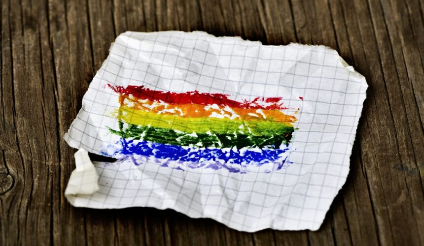 Zmięta kartka papieru z tęczą