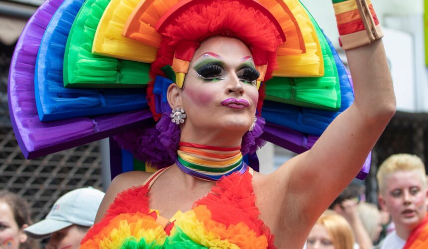 Drag queen w trakcie parady Gay Pride w 2019 r. w Koloni