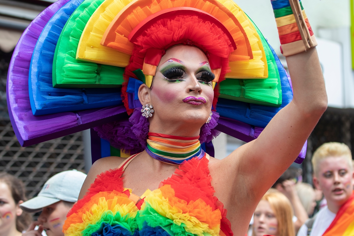 Drag queen w trakcie parady Gay Pride w 2019 r. w Koloni
