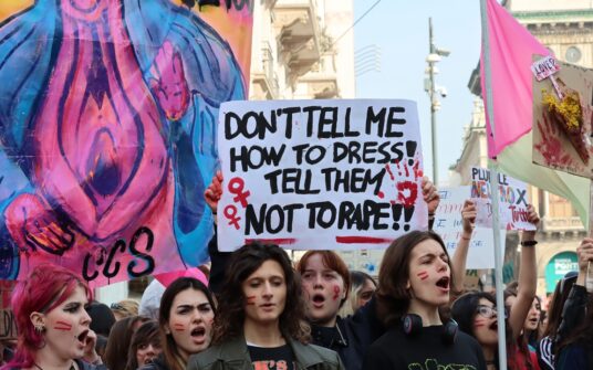 Obrzydliwa profanacja we Włoszech. Feministki urządziły procesję ze “świętą waginą”