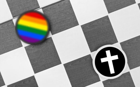 Biskup błogosławiący pary homoseksualne twierdzi, że działa za zgodą Franciszka