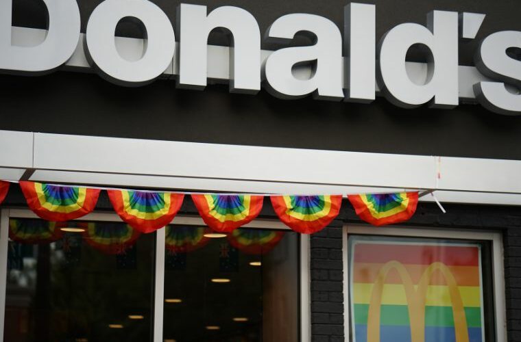 Happy Meal: niepokojące treści w książeczkach dla najmłodszych