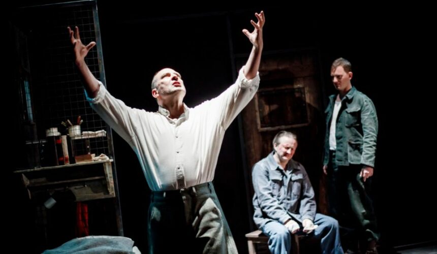 "Rozmowy z katem". Recenzja spektaklu w Teatrze im. Jaracza