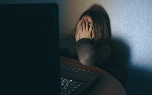 Zatrważające dane. Ponad połowa nastolatków doświadczyła przemocy w sieci