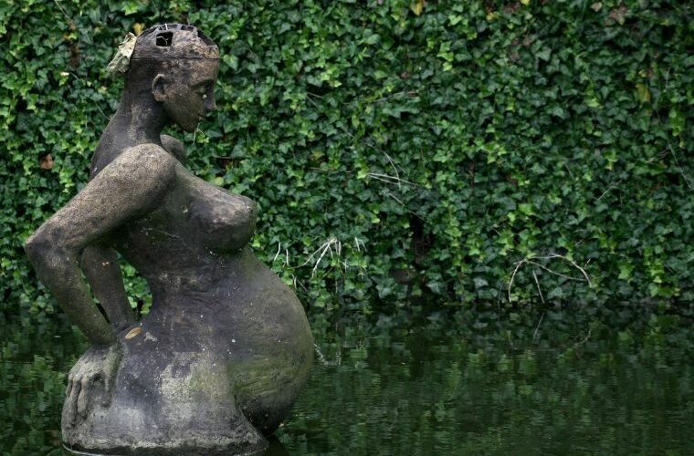 Absurd na niemieckiej uczelni. Rzeźba ciężarnej kobiety uraża uczucia studentów