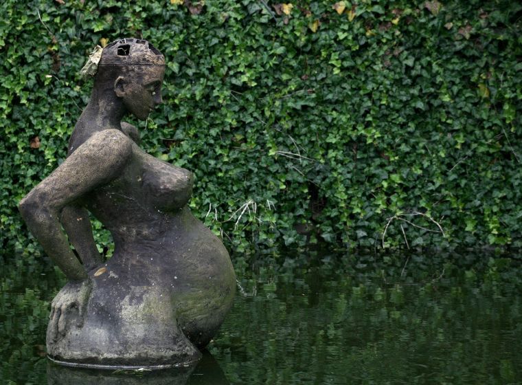 Absurd na niemieckiej uczelni. Rzeźba ciężarnej kobiety uraża uczucia studentów