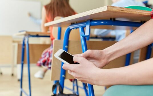 85% uczniów korzystało ze smartfonów na lekcjach. W końcu rząd powiedział “Dość!”