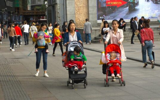 Chiny mają problem z dzietnością. Rząd blokuje dyskusje na ten temat w mediach