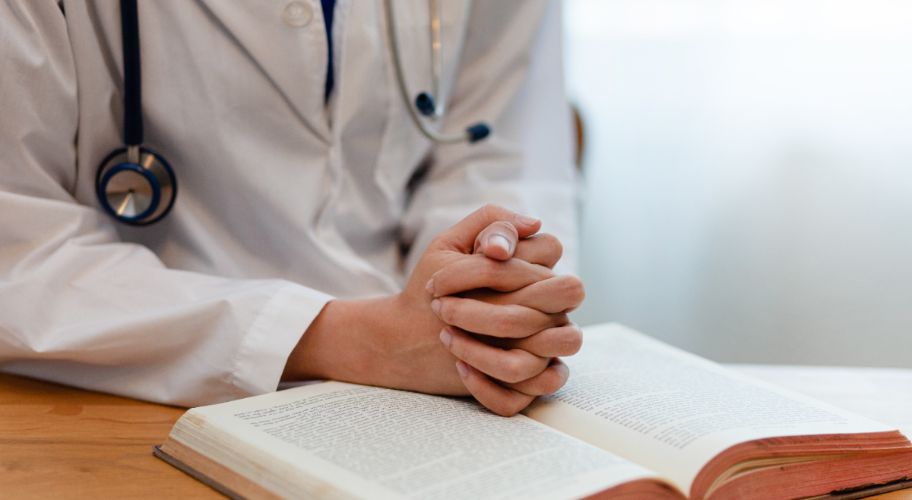 Lekarz ma problemy, ponieważ modlił się z pacjentem. “Podważa zaufanie społeczne”