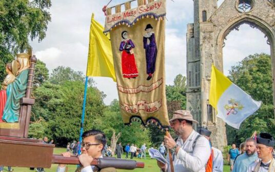 Tradycjonaliści pielgrzymują w Wielkiej Brytanii. Wyruszyła ich rekordowa liczba
