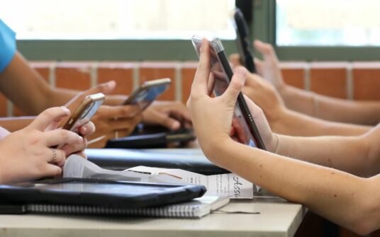 Koniec ze smartfonami w szkołach. Przełomowa decyzja w Anglii
