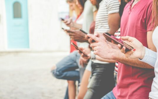 Naukowcy: nastolatkowie używający smartfonów ponad 4 godziny dziennie są bardziej podatni na choroby psychiczne