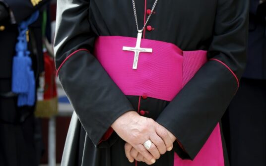“Ktokolwiek przyczynia się do aborcji, odłącza się od Kościoła katolickiego”. Mocne słowa biskupa!