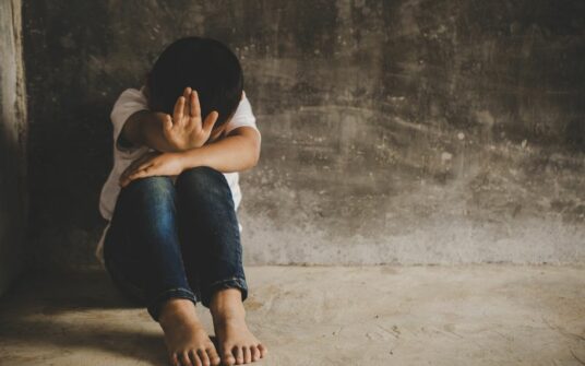 Raport: Ile kosztuje cierpienie dziecka wykorzystanego seksualnie?