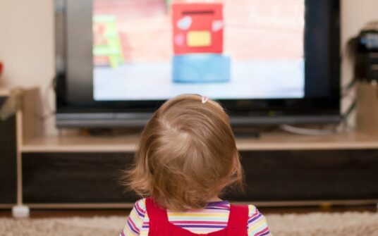 Niemowlęta oglądające telewizję częściej niewłaściwie reagują na bodźce
