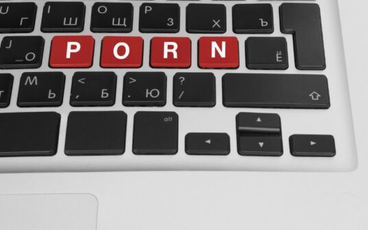 Jak ochronić dziecko przed pornografią? Zapisy na szkolenia wciąż trwają