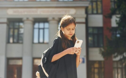 Kolej na Danię! Wniosek o zakaz smartfonów w szkołach
