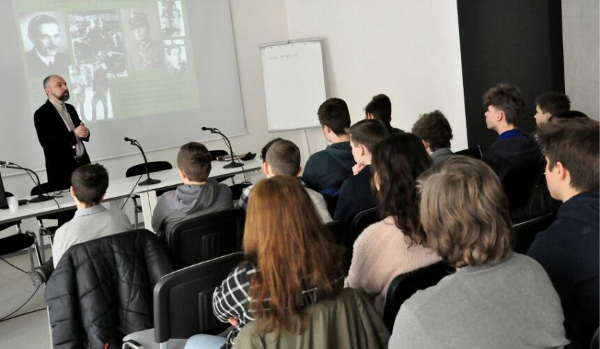 Zmiany w podstawie programowej. Czego młodzież się nie dowie?