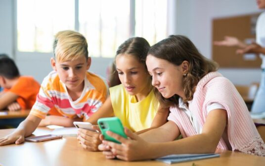 Wrocław: szkoła zakazała uczniom przynoszenia smartfonów