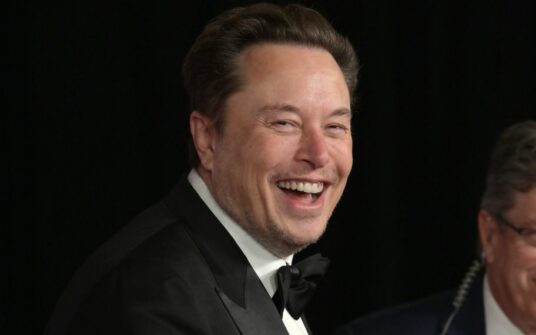 Elon Musk “zgasił” Trzaskowskiego? Poszło o zakaz krzyży w urzędach