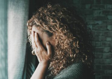 Psychoterapeutka: osoby skrzywdzone przeżywają nieraz poczucie winy, że dały się omotać