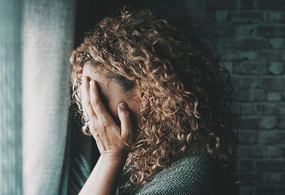 Psychoterapeutka: osoby skrzywdzone przeżywają nieraz poczucie winy, że dały się omotać
