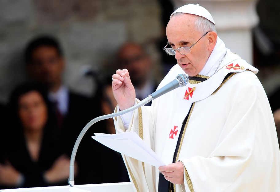 Franciszek wyjaśnia: zezwoliłem na błogosławieństwo osób, a nie związków homoseksualnych