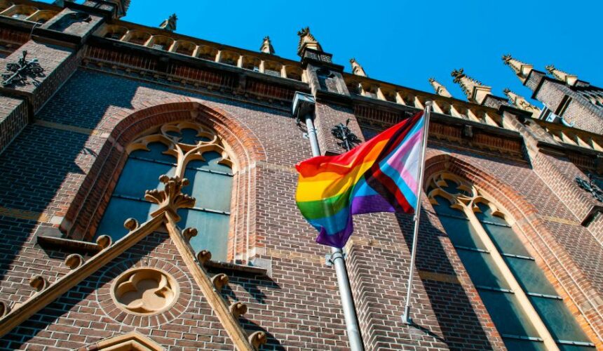 Milion wiernych opuściło zgromadzenie na wieść o kapłanach LGBT