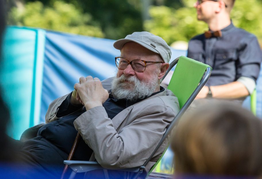 Prof. Bralczyk uważa, że zastępowanie dziecka psem jest zjawiskiem groźnym społecznie.