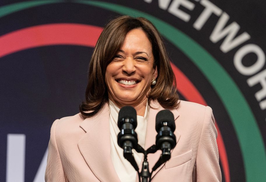 Kamala Harris wskazuje na główne tematy kampanii. Wśród nich aborcja.