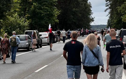 Tłumy na odsłonięciu pomnika “Rzeź Wołyńska” w Domostawie