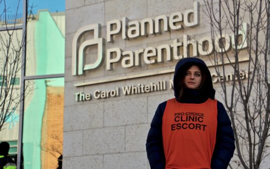 Raport: Planned Parenthood generuje miliardowe przychody również w stanach z ograniczeniami aborcji