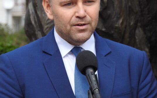 Prezydent Nawrocki zawetował ustawę wiatrakową: stanowczy sprzeciw wobec Zielonego Ładu i lobbingu